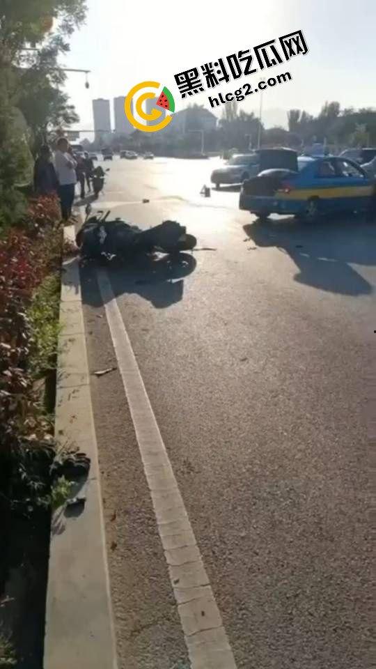 西夏万达摩托车祸 女骑士飙车撞上出租车 撞飞重摔在地 仙女脸被磨去一半 惨不忍睹  第3张