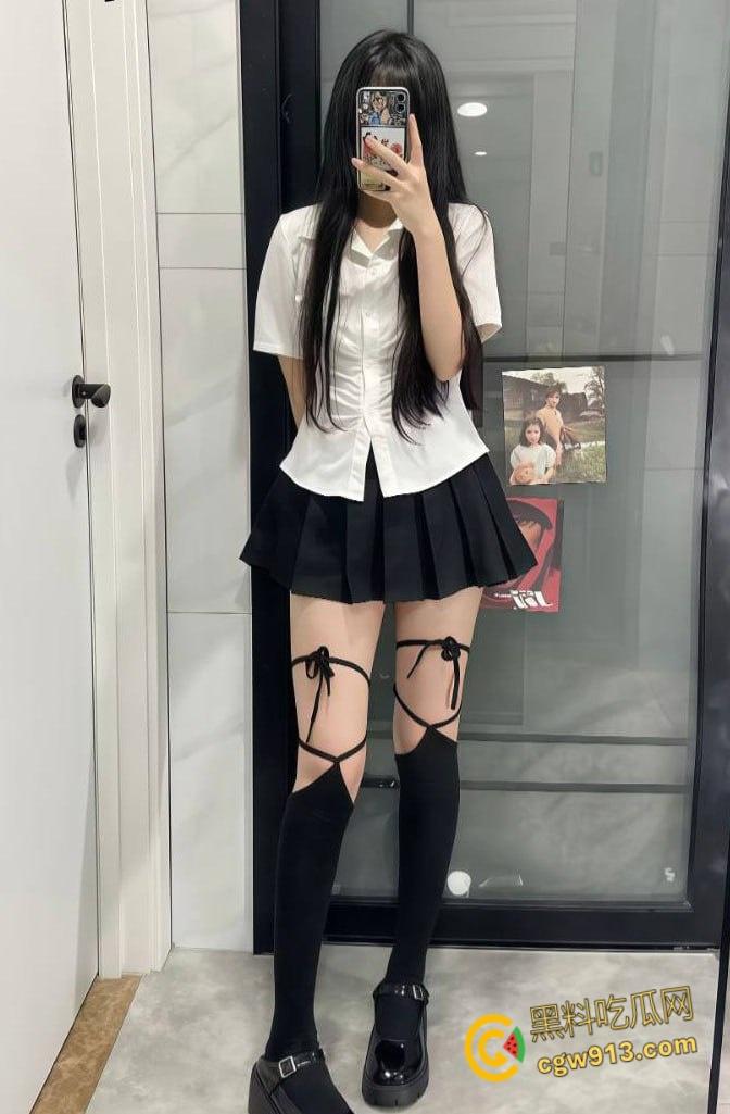 抖音擦边网红【爱吃猪脚饭】，白袜大长腿清纯脸蛋，JK短裙脱下性感内裤，假屌炮机狂插自慰！  第2张