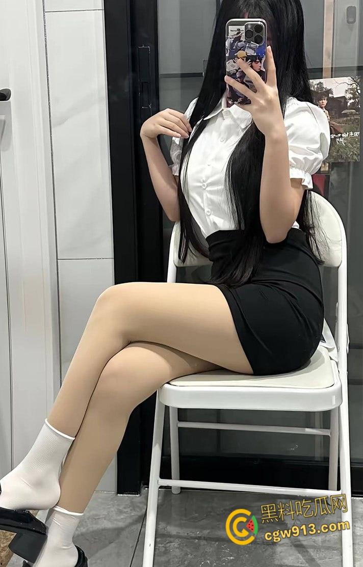 抖音擦边网红【爱吃猪脚饭】，白袜大长腿清纯脸蛋，JK短裙脱下性感内裤，假屌炮机狂插自慰！  第3张
