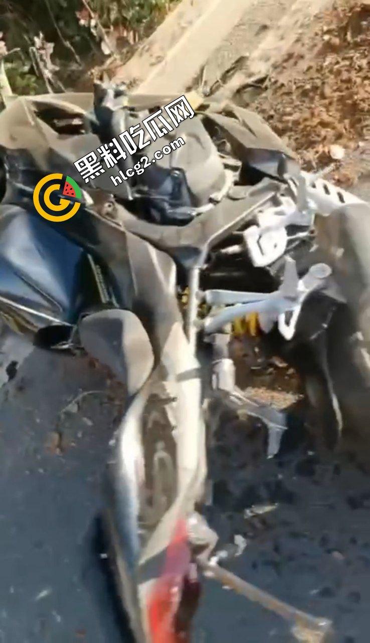 西夏万达摩托车祸 女骑士飙车撞上出租车 撞飞重摔在地 仙女脸被磨去一半 惨不忍睹  第5张