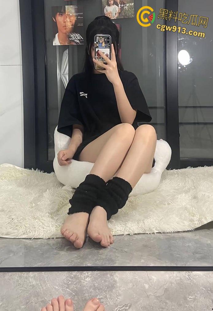 抖音擦边网红【爱吃猪脚饭】，白袜大长腿清纯脸蛋，JK短裙脱下性感内裤，假屌炮机狂插自慰！  第4张