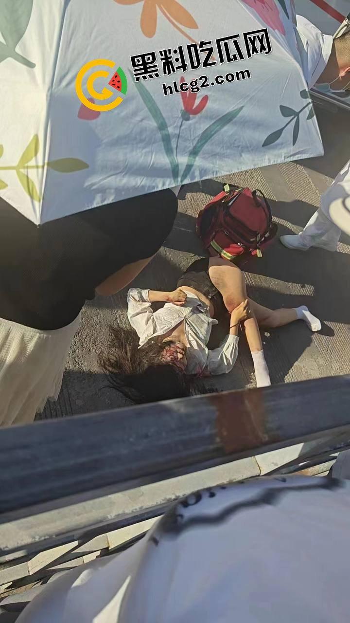 西夏万达摩托车祸 女骑士飙车撞上出租车 撞飞重摔在地 仙女脸被磨去一半 惨不忍睹  第6张