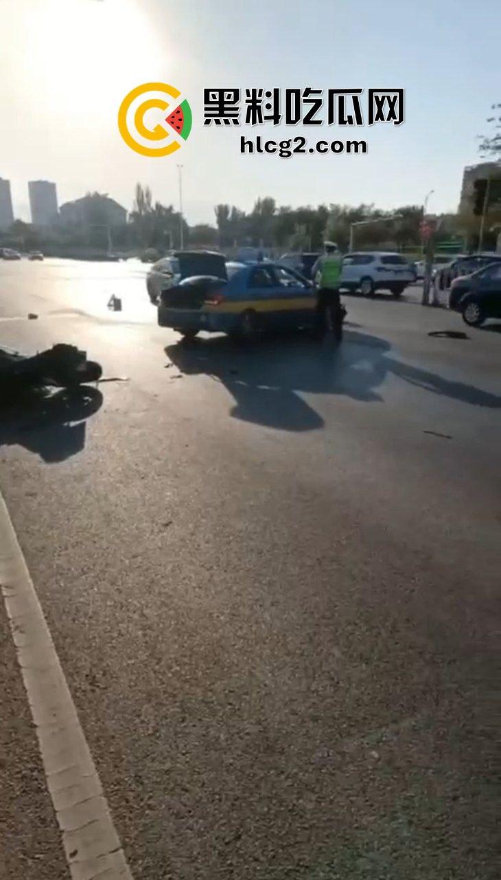 西夏万达摩托车祸 女骑士飙车撞上出租车 撞飞重摔在地 仙女脸被磨去一半 惨不忍睹  第7张