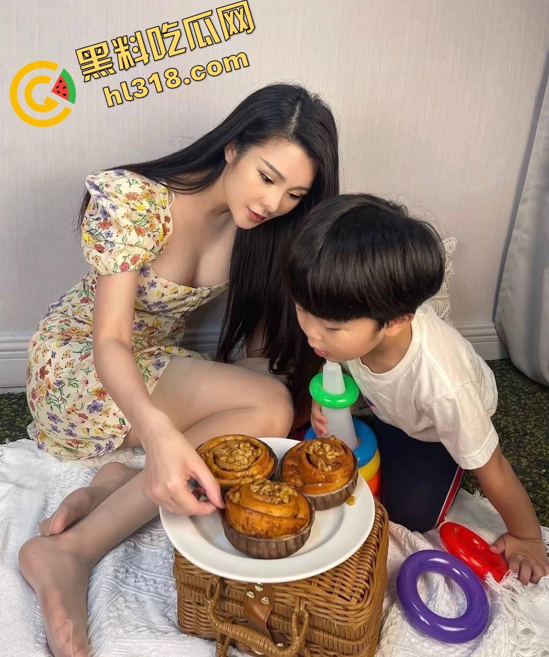 重庆34岁保姆『刘晓琳』带娃做饭都不算啥，黑丝肉丝做爱play姿势花样百出，熟妇味把人拿捏了！  第9张