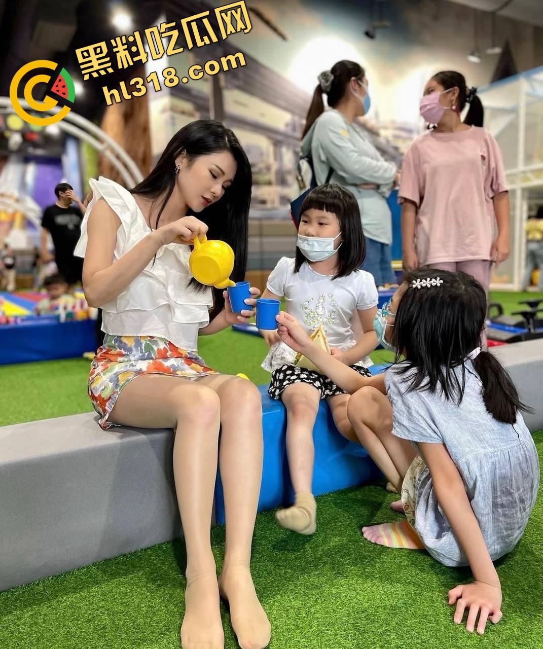 重庆34岁保姆『刘晓琳』带娃做饭都不算啥，黑丝肉丝做爱play姿势花样百出，熟妇味把人拿捏了！  第12张