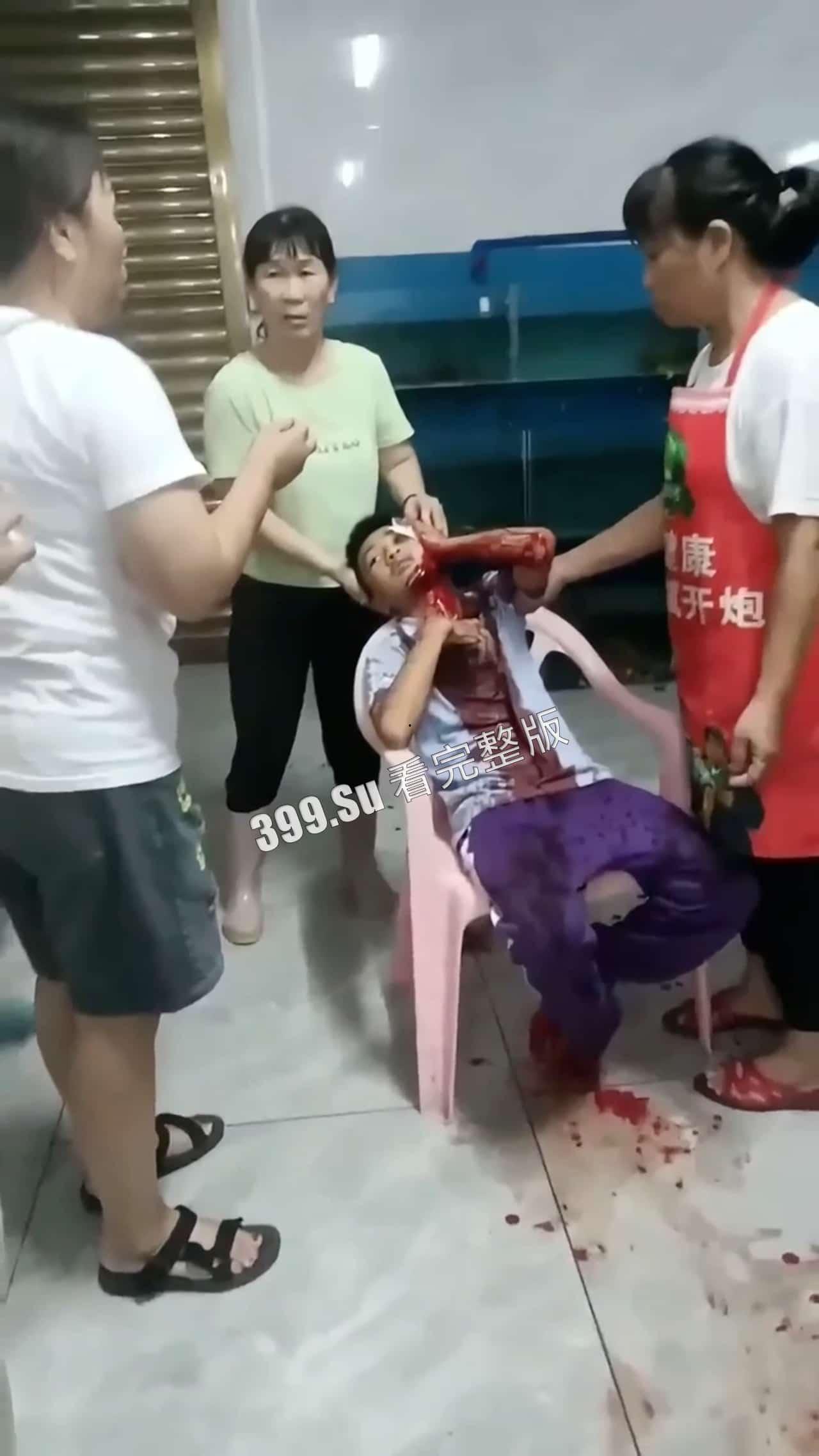 6.30晚 海南 疯子街头随机砍人事件 连捅12人 七岁小孩都不放过  被路人合力抓住时还口出狂言 第2张