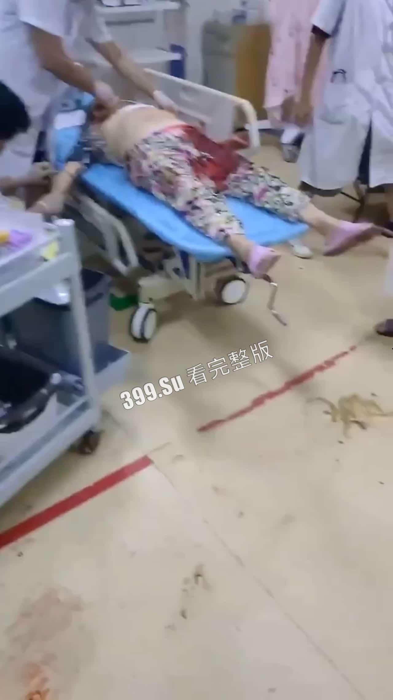 6.30晚 海南 疯子街头随机砍人事件 连捅12人 七岁小孩都不放过  被路人合力抓住时还口出狂言 第3张