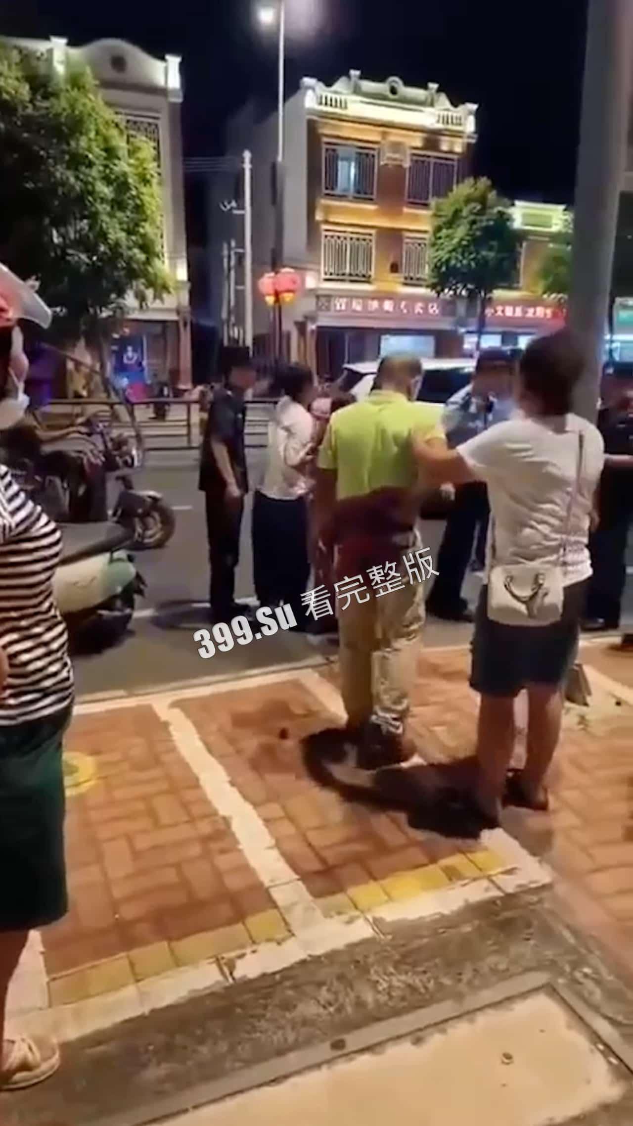 6.30晚 海南 疯子街头随机砍人事件 连捅12人 七岁小孩都不放过  被路人合力抓住时还口出狂言 第4张