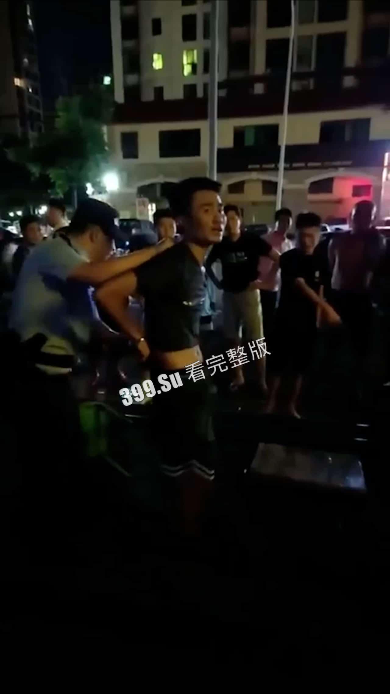 6.30晚 海南 疯子街头随机砍人事件 连捅12人 七岁小孩都不放过  被路人合力抓住时还口出狂言 第6张