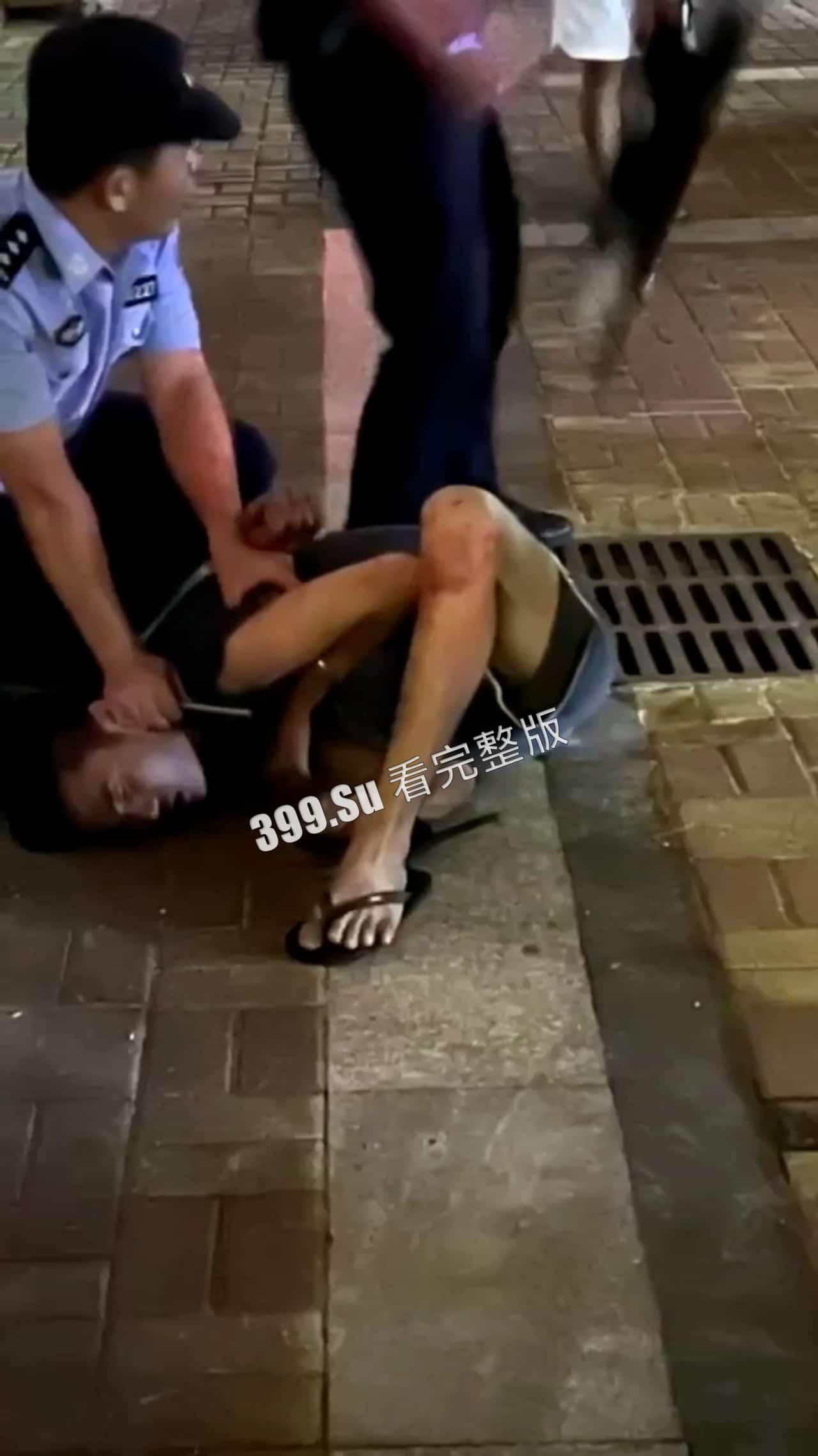 6.30晚 海南 疯子街头随机砍人事件 连捅12人 七岁小孩都不放过  被路人合力抓住时还口出狂言 第7张