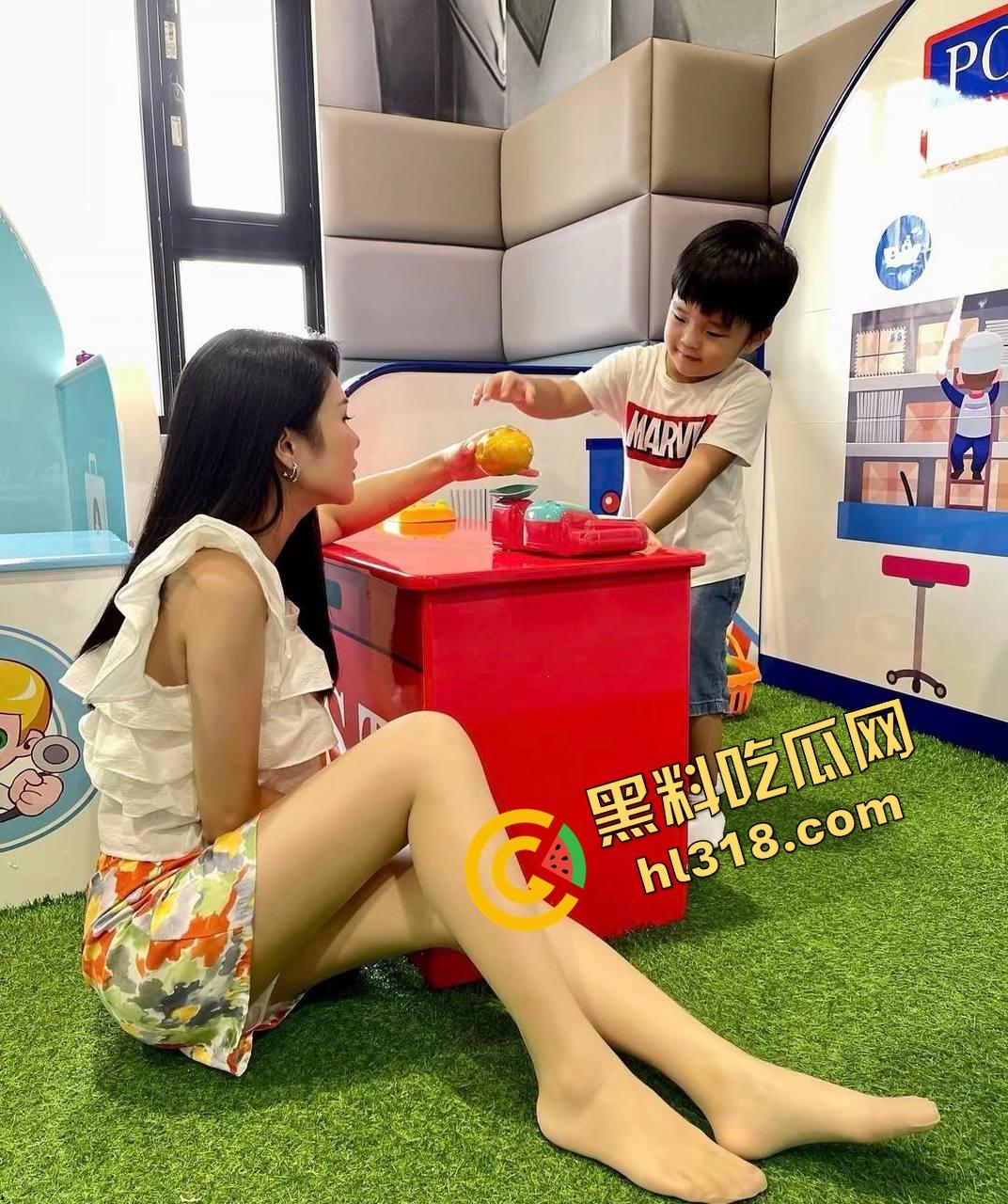 重庆34岁保姆『刘晓琳』带娃做饭都不算啥，黑丝肉丝做爱play姿势花样百出，熟妇味把人拿捏了！  第18张