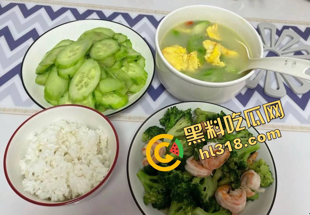 重庆34岁保姆『刘晓琳』带娃做饭都不算啥，黑丝肉丝做爱play姿势花样百出，熟妇味把人拿捏了！  第20张