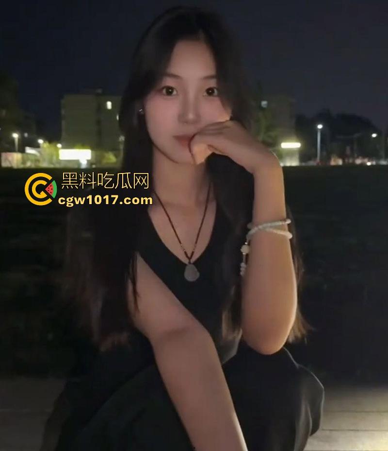 职校反差学生妹【张雯雯】欲望爆棚自拍摸逼勾引，白虎骚穴光溜溜一线天，粉嫩唇瓣已湿漉漉，纤指探入穴心抠挖深搅！  第1张