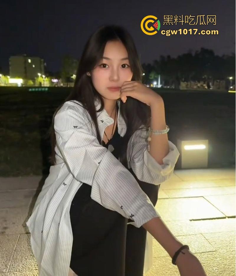 职校反差学生妹【张雯雯】欲望爆棚自拍摸逼勾引，白虎骚穴光溜溜一线天，粉嫩唇瓣已湿漉漉，纤指探入穴心抠挖深搅！  第2张