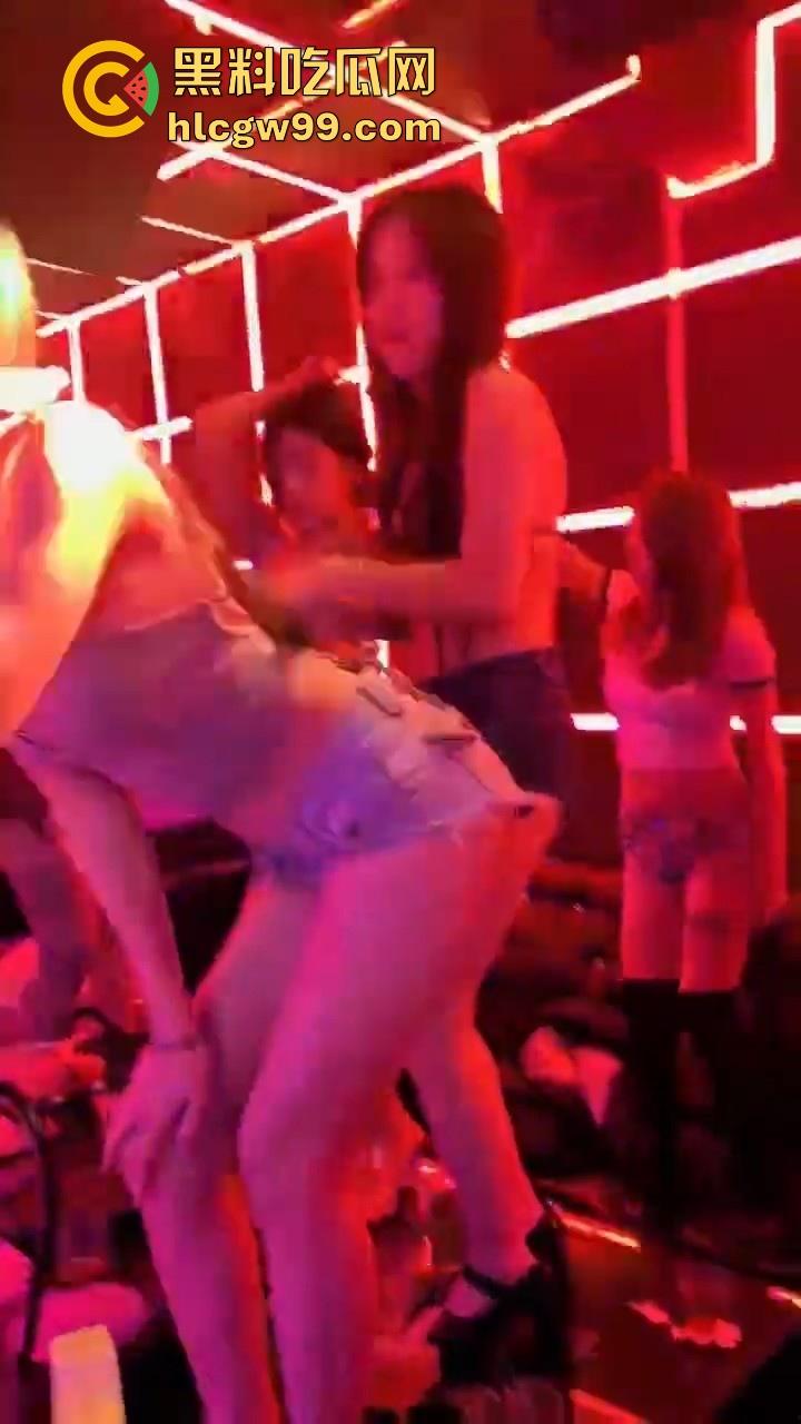玩归玩闹归闹夜店里面别拍照！大城市夜店精彩瞬间流出，都是极品身材的骚货，还是你们会玩！  第4张