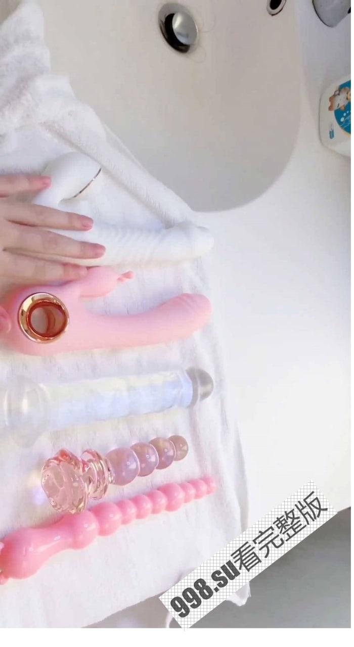 顶级露出艺术家『娜娜』最新脱衣裸舞洗澡紫薇篇 肆意玩弄青春肉体 逼脸同框  第1张