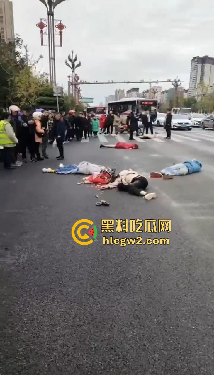 四川内江公交惨剧震惊全城！司机突发疾病酿悲剧，谁来为1死4伤的血泪买单？  第2张