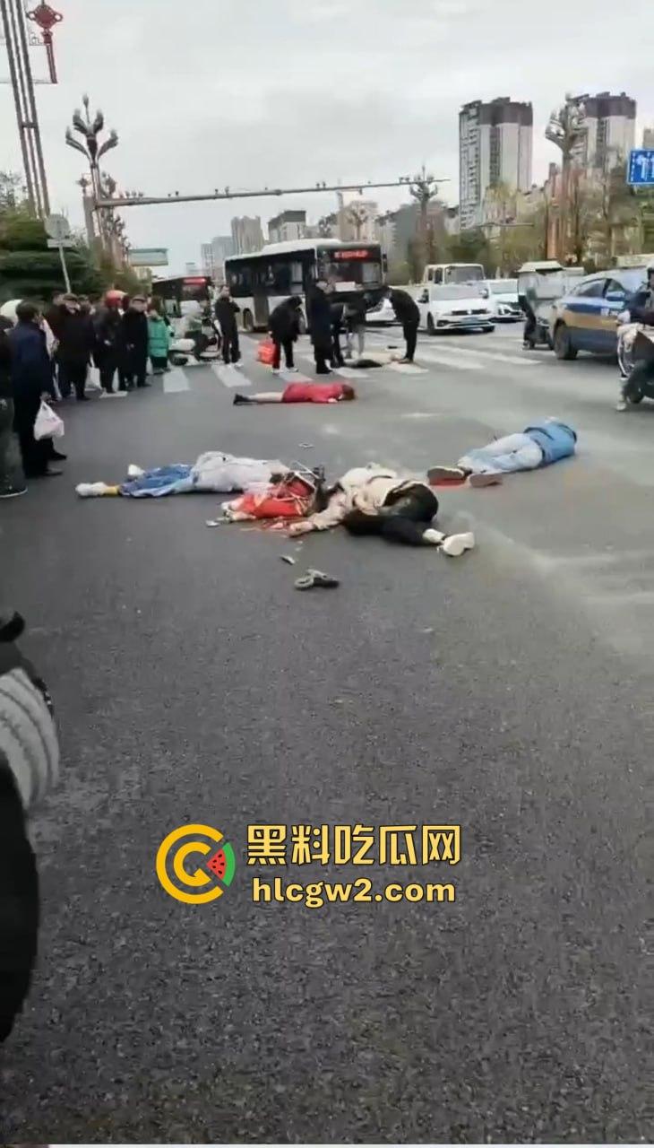 四川内江公交惨剧震惊全城！司机突发疾病酿悲剧，谁来为1死4伤的血泪买单？  第4张