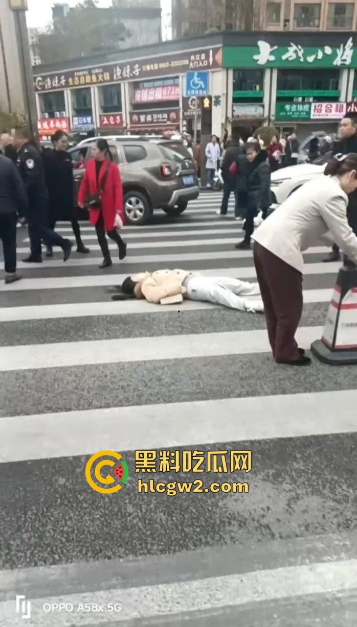 四川内江公交惨剧震惊全城！司机突发疾病酿悲剧，谁来为1死4伤的血泪买单？  第8张