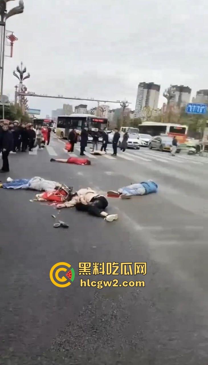 四川内江公交惨剧震惊全城！司机突发疾病酿悲剧，谁来为1死4伤的血泪买单？  第11张