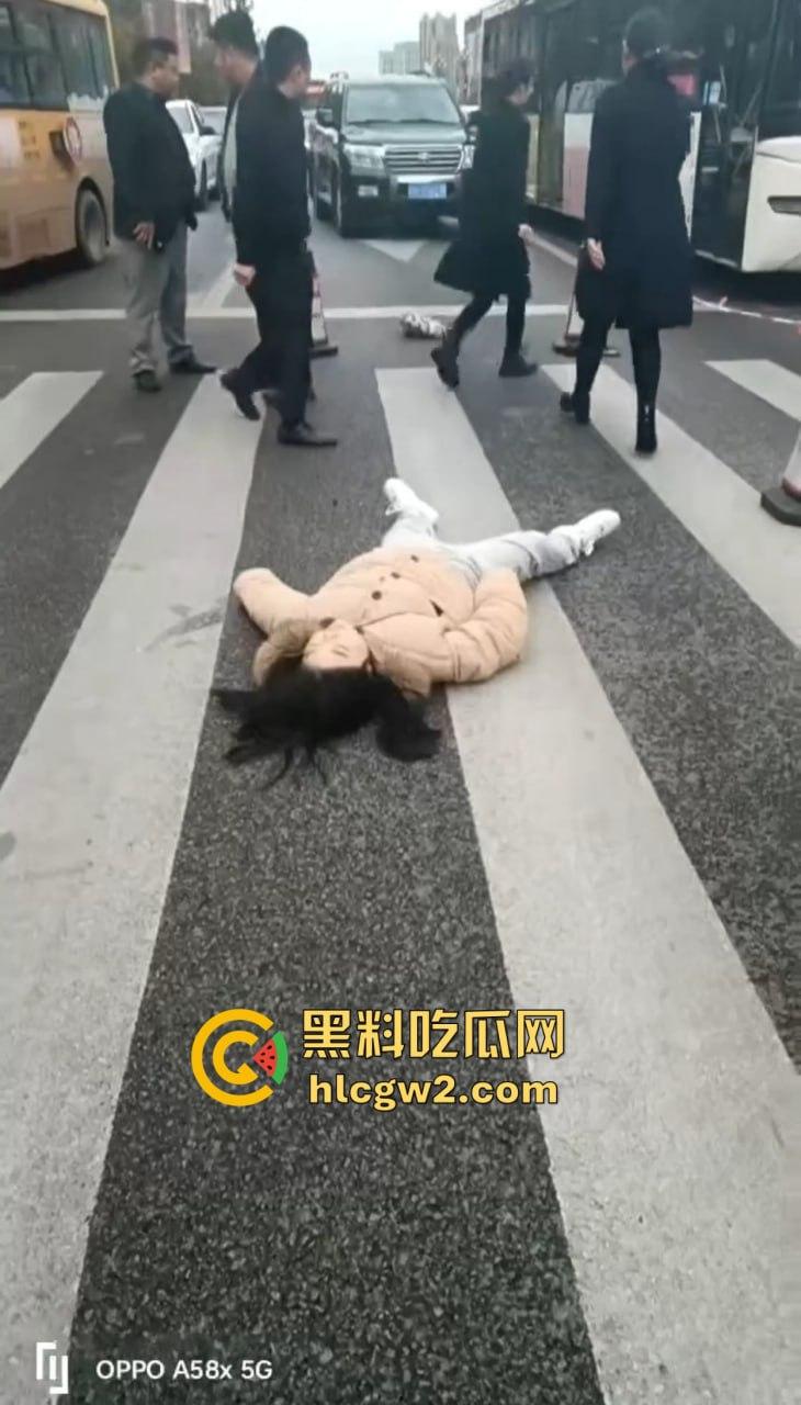 四川内江公交惨剧震惊全城！司机突发疾病酿悲剧，谁来为1死4伤的血泪买单？  第12张