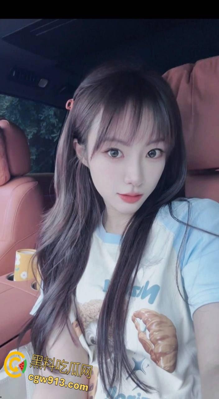 南京艺术学院【刘静文】，约炮体育生被站起来蹬，粉嫩美乳圆润饱满，骚穴被无套爆操，主动送上门的就是骚 ！  第2张