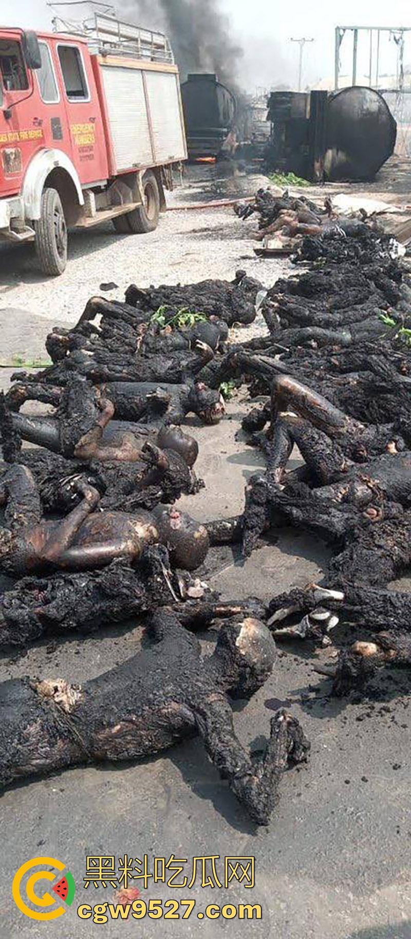 油罐车爆炸恐怖现场，造成77人死亡，鸡巴都给烧焦了，原始风味大烧烤，实在太惨了！  第1张