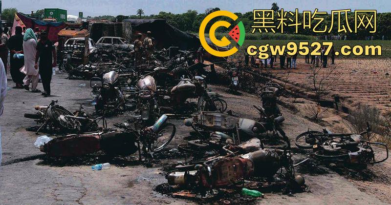 油罐车爆炸恐怖现场，造成77人死亡，鸡巴都给烧焦了，原始风味大烧烤，实在太惨了！  第2张