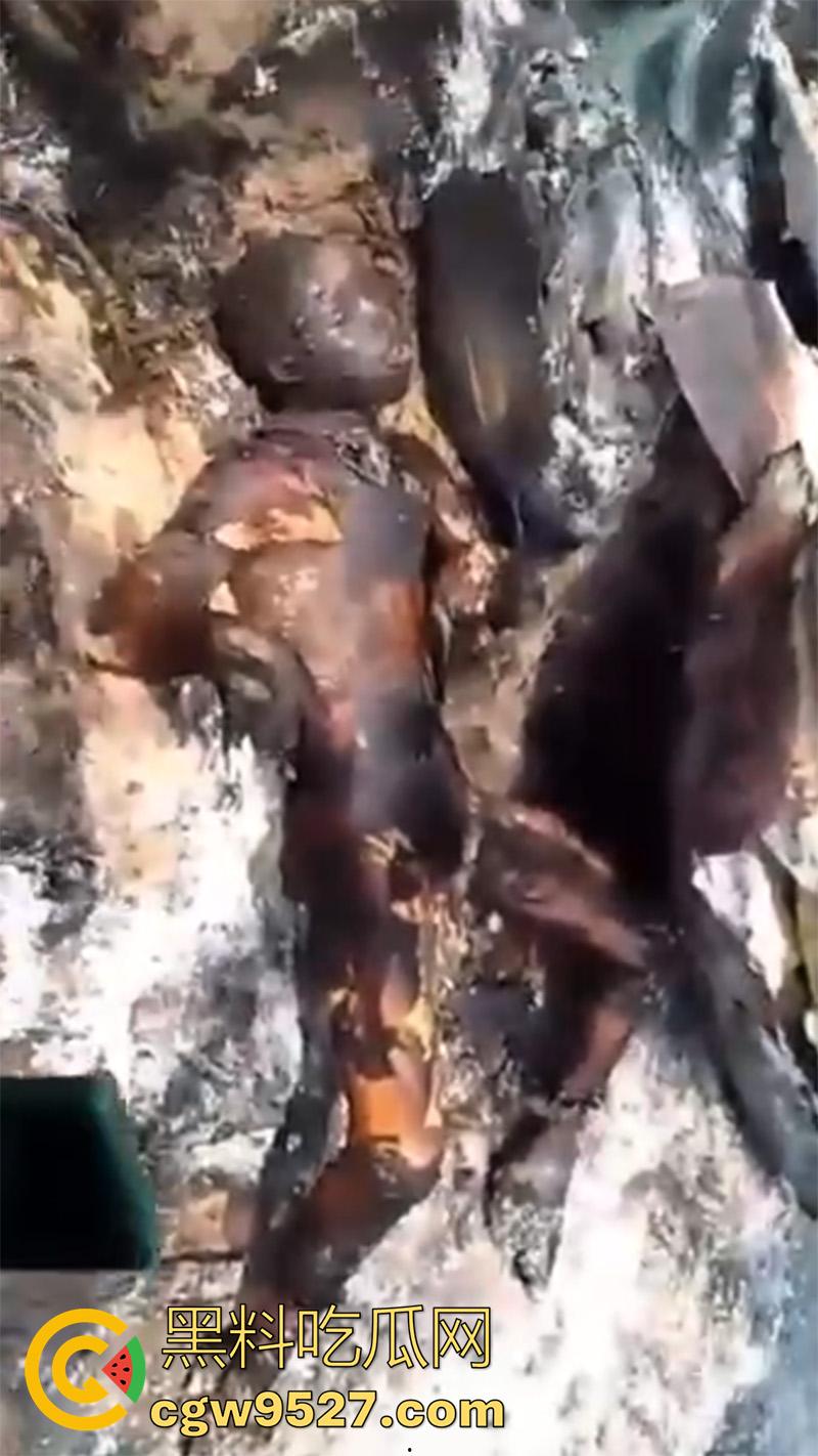 油罐车爆炸恐怖现场，造成77人死亡，鸡巴都给烧焦了，原始风味大烧烤，实在太惨了！  第4张