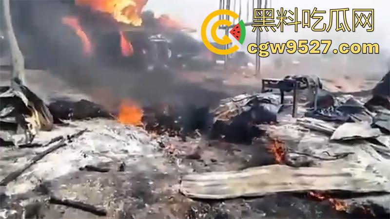 油罐车爆炸恐怖现场，造成77人死亡，鸡巴都给烧焦了，原始风味大烧烤，实在太惨了！  第6张