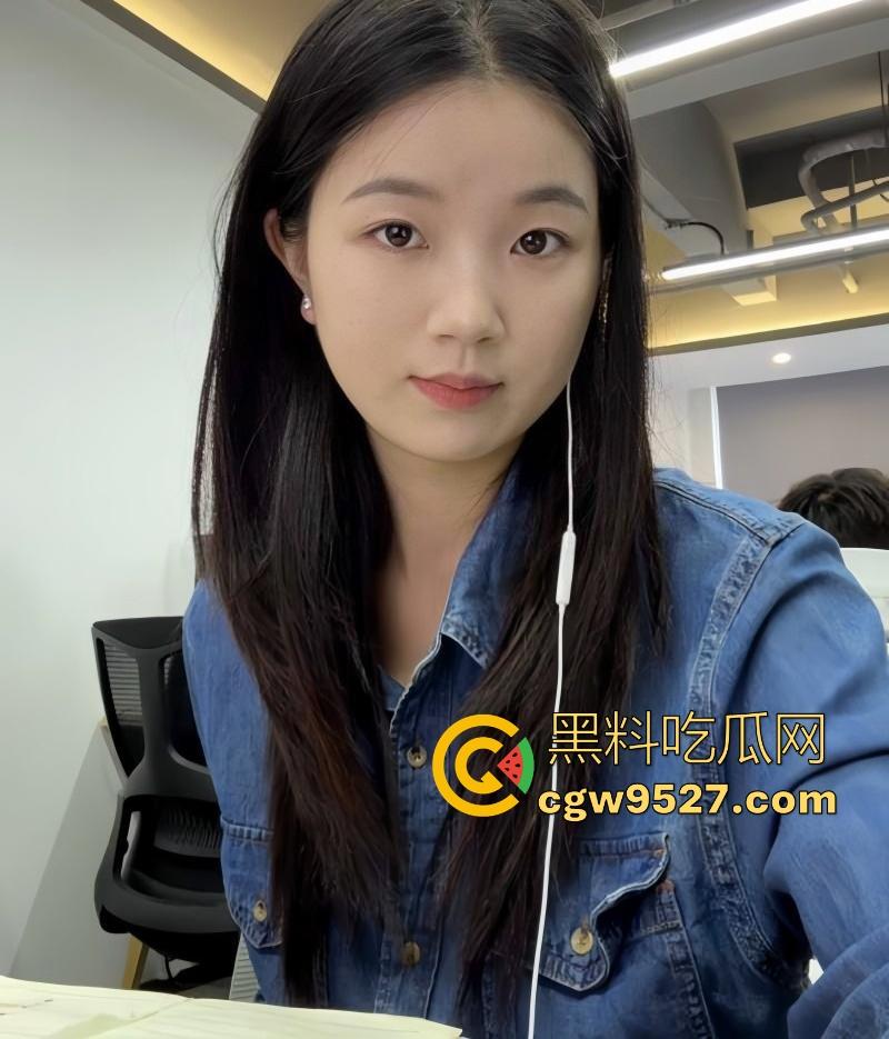 约炮极品顺德少妇【林薇薇】深喉口爆吞精，湿漉漉的嫩穴被猛插，玩具铃铛插屁眼，无套后入淫叫不停！  第1张