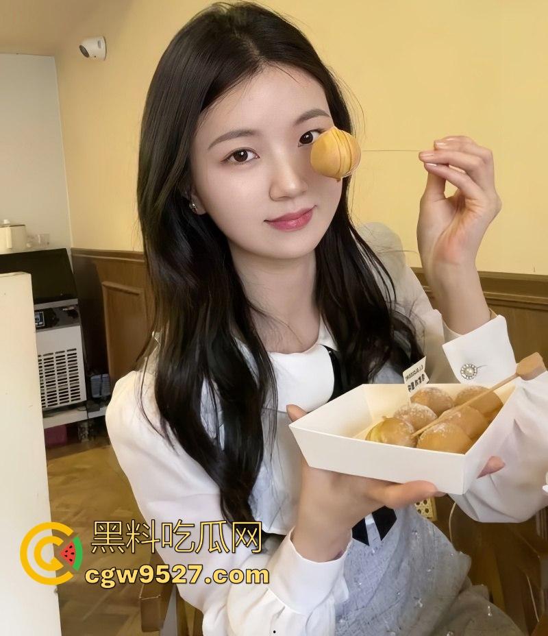 约炮极品顺德少妇【林薇薇】深喉口爆吞精，湿漉漉的嫩穴被猛插，玩具铃铛插屁眼，无套后入淫叫不停！  第2张