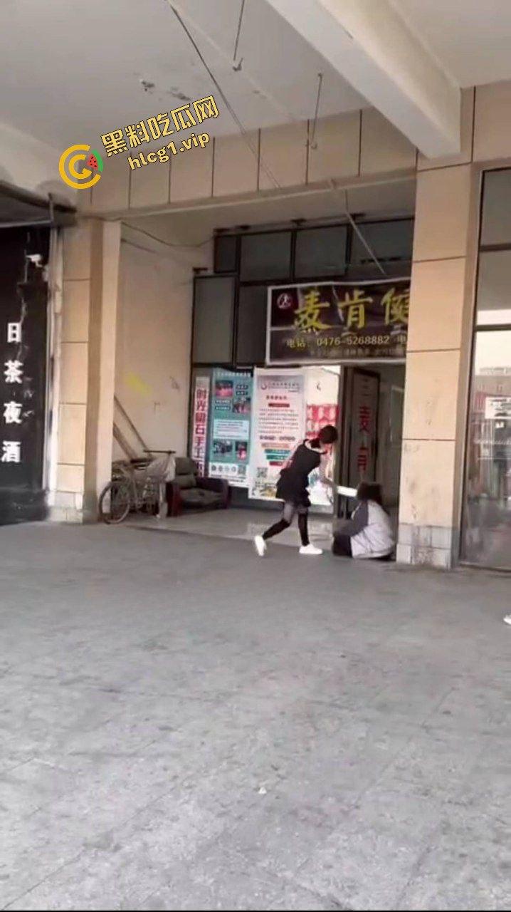 精神小妹为爱冲锋 菜刀制裁贱小三『刘筱萸』加对象换警察银手铐！  第4张