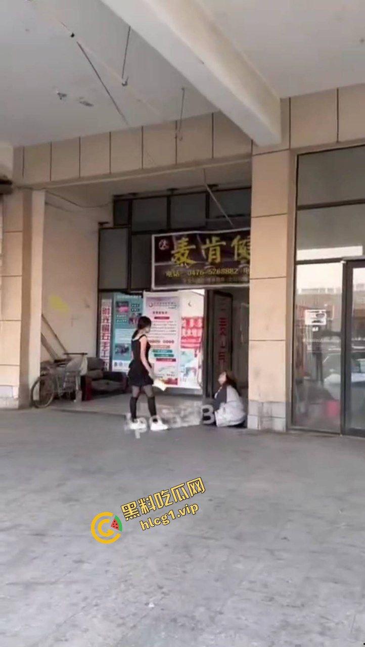 精神小妹为爱冲锋 菜刀制裁贱小三『刘筱萸』加对象换警察银手铐！  第5张