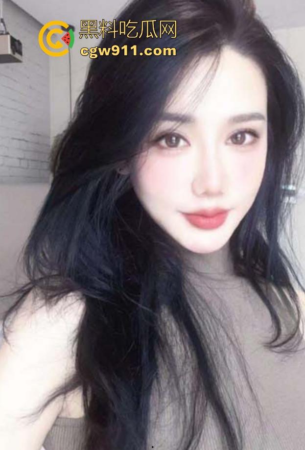 海角乱伦，趁姐姐洗碗的时候，拉下她的红色内裤，扣出水后爆操她，后入推臀无套内射！  第2张