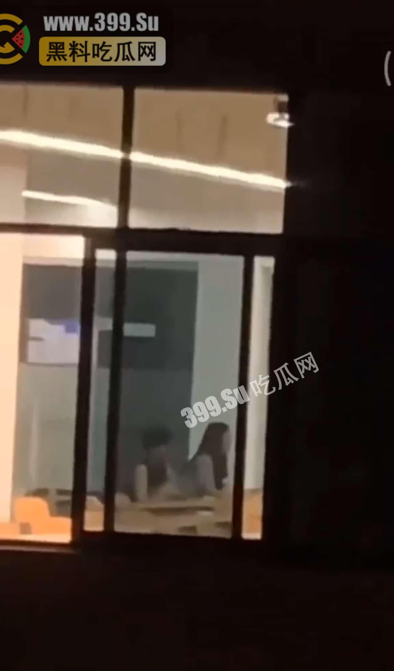 #吃瓜 四川传媒学院 情侣教室视频 多视角集锦  第1张