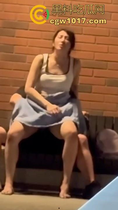 高颜值情侣深夜路边长椅做爱！女方毛巾遮挡跨坐骑乘，丝毫不在意他人眼光，面对偷拍继续摆动取精！  第8张