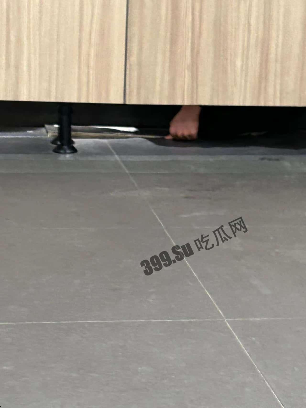 #浙江 #杭州 #怡丰城 变态男女厕所 #偷窥 女生上厕所被拍现成  第2张