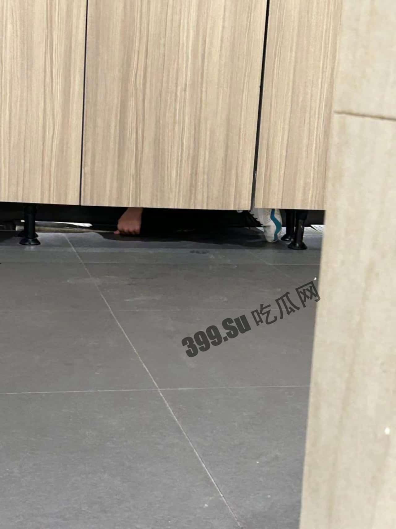 #浙江 #杭州 #怡丰城 变态男女厕所 #偷窥 女生上厕所被拍现成  第3张