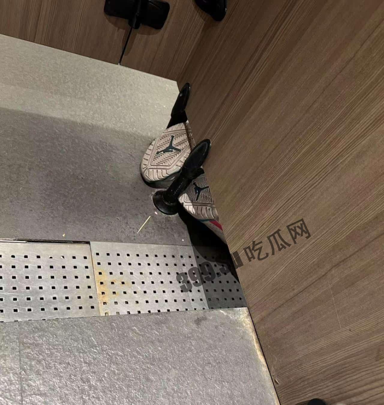 #浙江 #杭州 #怡丰城 变态男女厕所 #偷窥 女生上厕所被拍现成  第4张