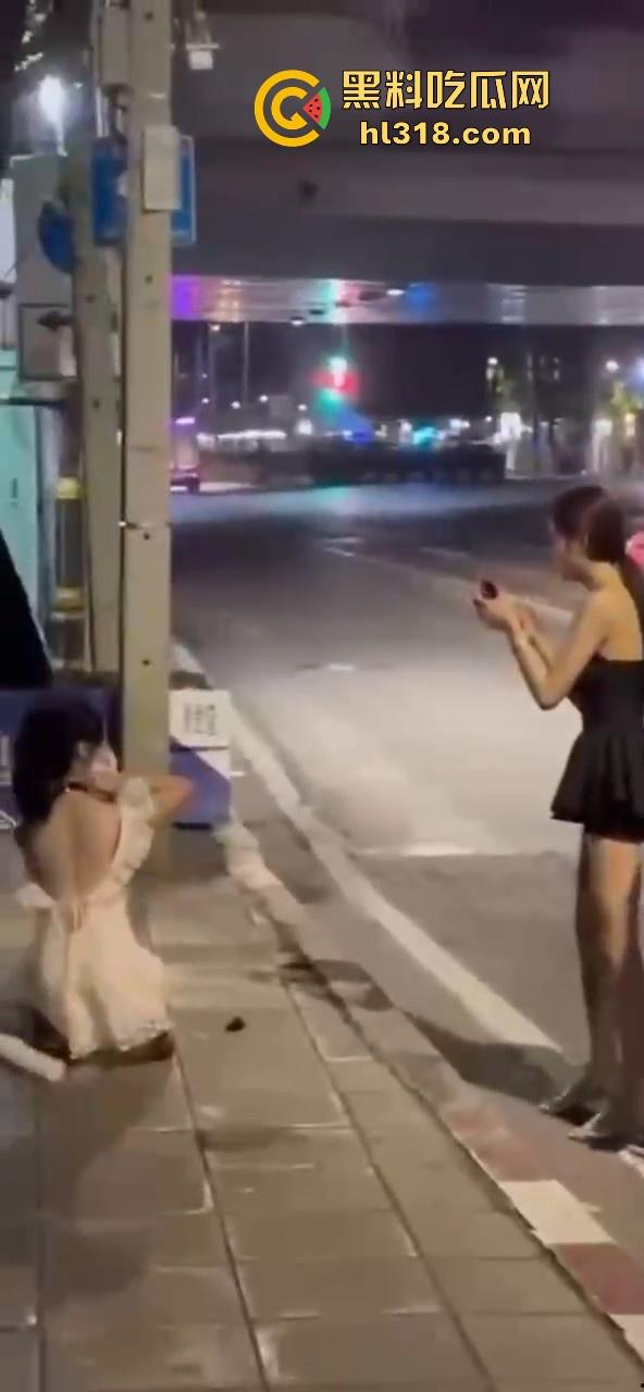 极品好闺蜜深夜路边户外露出调教，白嫩小母狗牵引沿路爬行，真听话是个好狗狗！  第3张