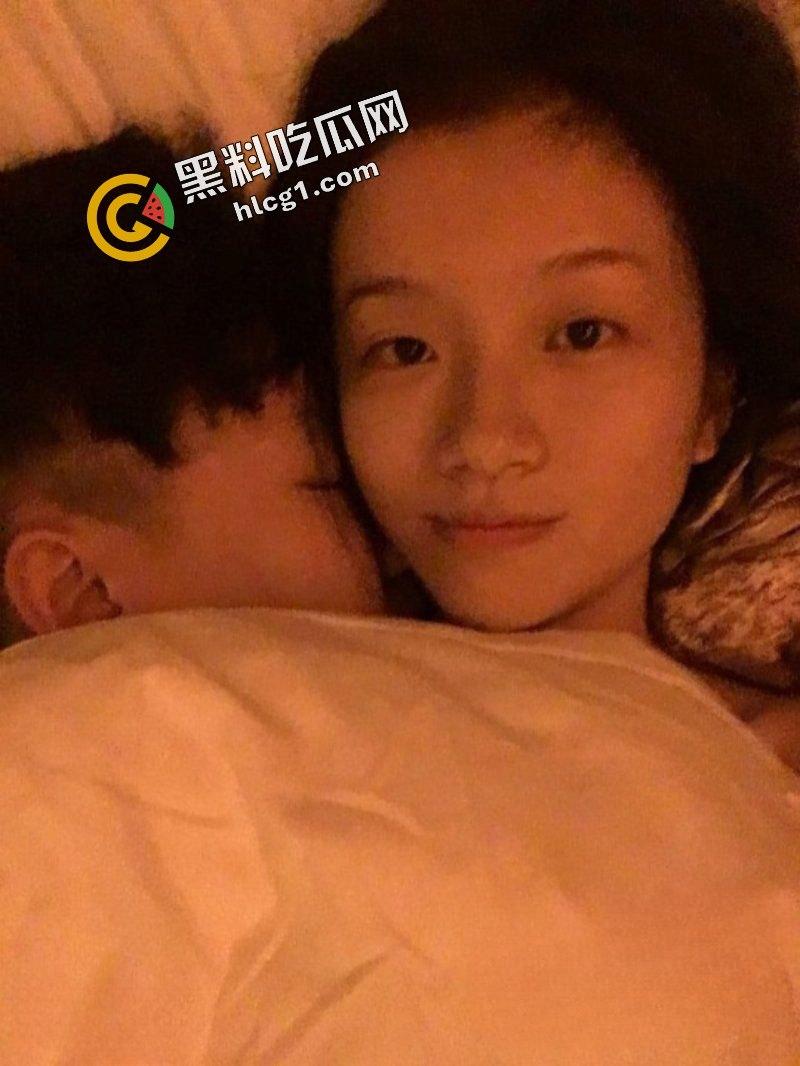 网友分手后曝光初恋女友『周亦薇』Q弹白臀 馒头逼 酒店啪啪视频流出  第2张