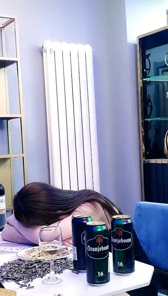 迷奸楼下女邻居 酒里下药迷到不省人事 这皮肤白的发亮 操起来爽到起飞  第1张