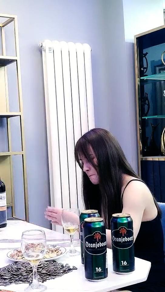 迷奸楼下女邻居 酒里下药迷到不省人事 这皮肤白的发亮 操起来爽到起飞  第2张