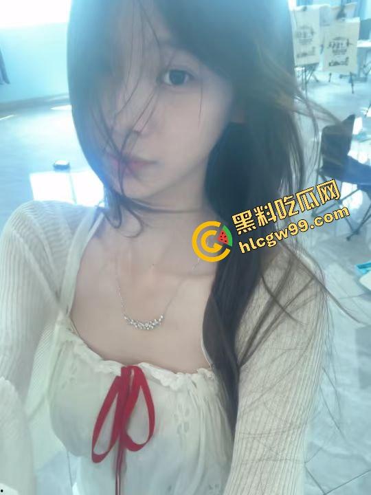 陕西艺术职业甜妹反差婊【庄可怡】厕所骚私拍露出嫩乳，腰眼白臀暴力输出嫩逼娇喘，独家曝光流出！  第2张