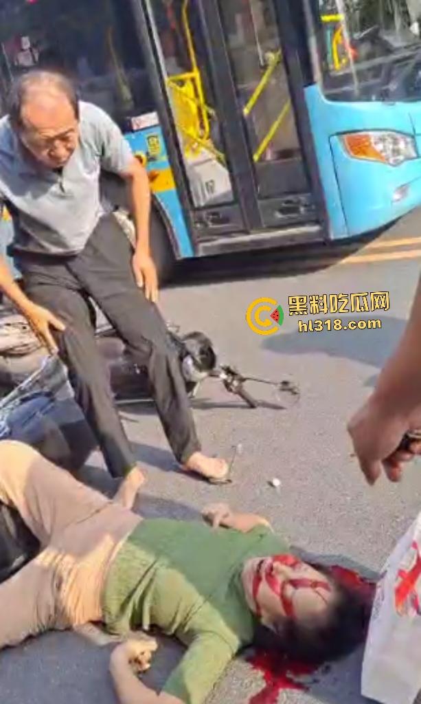 7月20日江西南昌外卖小哥飙车撞翻两个老人倒地不起，绿衣服老头七窍流血，旁边老头直接帮其闭上眼睛！  第1张