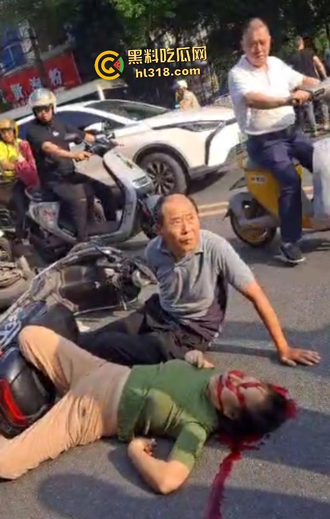 7月20日江西南昌外卖小哥飙车撞翻两个老人倒地不起，绿衣服老头七窍流血，旁边老头直接帮其闭上眼睛！  第2张