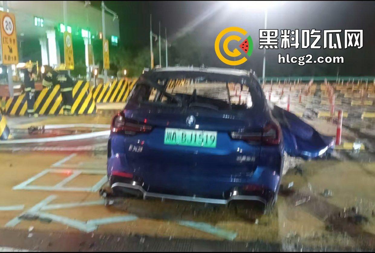 四川成都宝马新能源电车自燃事件！男子超速撞上安全岛 车毁人亡 瞬间火葬当场！  第14张