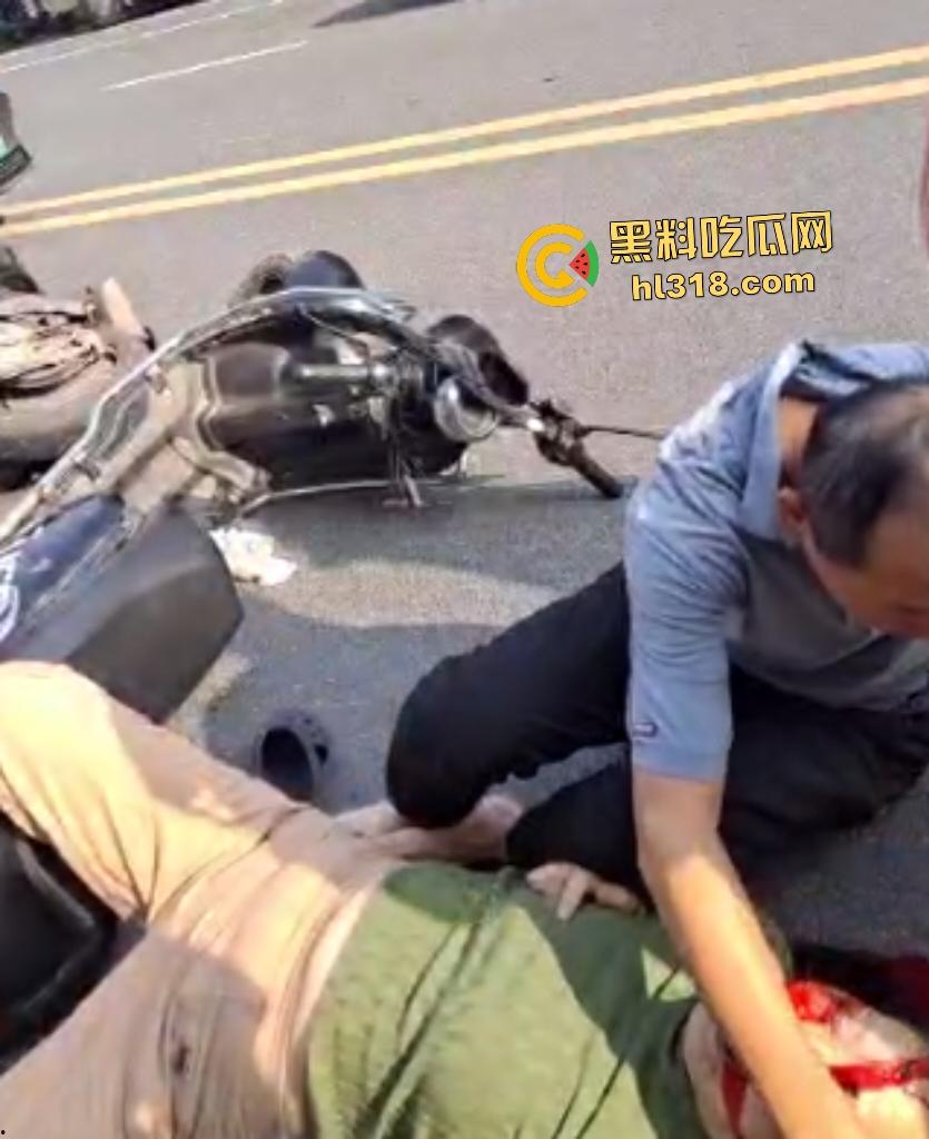 7月20日江西南昌外卖小哥飙车撞翻两个老人倒地不起，绿衣服老头七窍流血，旁边老头直接帮其闭上眼睛！  第3张