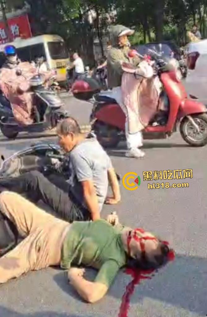 7月20日江西南昌外卖小哥飙车撞翻两个老人倒地不起，绿衣服老头七窍流血，旁边老头直接帮其闭上眼睛！  第4张